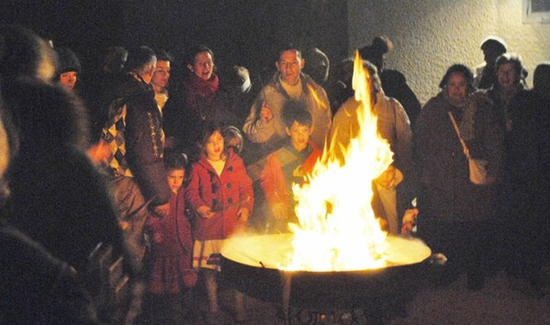 minuit - le feu de la paix éclate dans la nuit